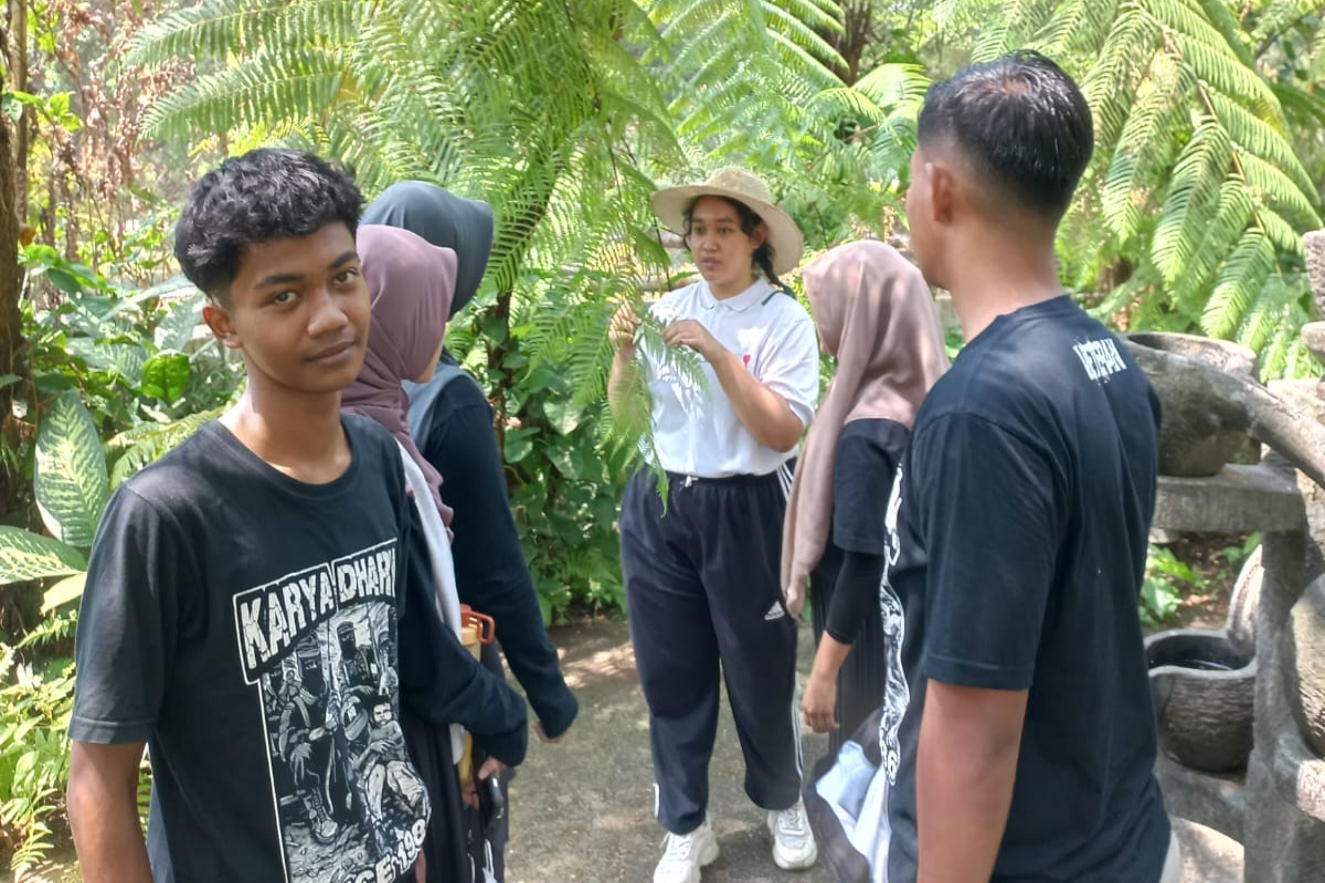 Siswa SMA Karya Dharma Veteran Sambi belajar morfologi paku di Taman Indrokilo.