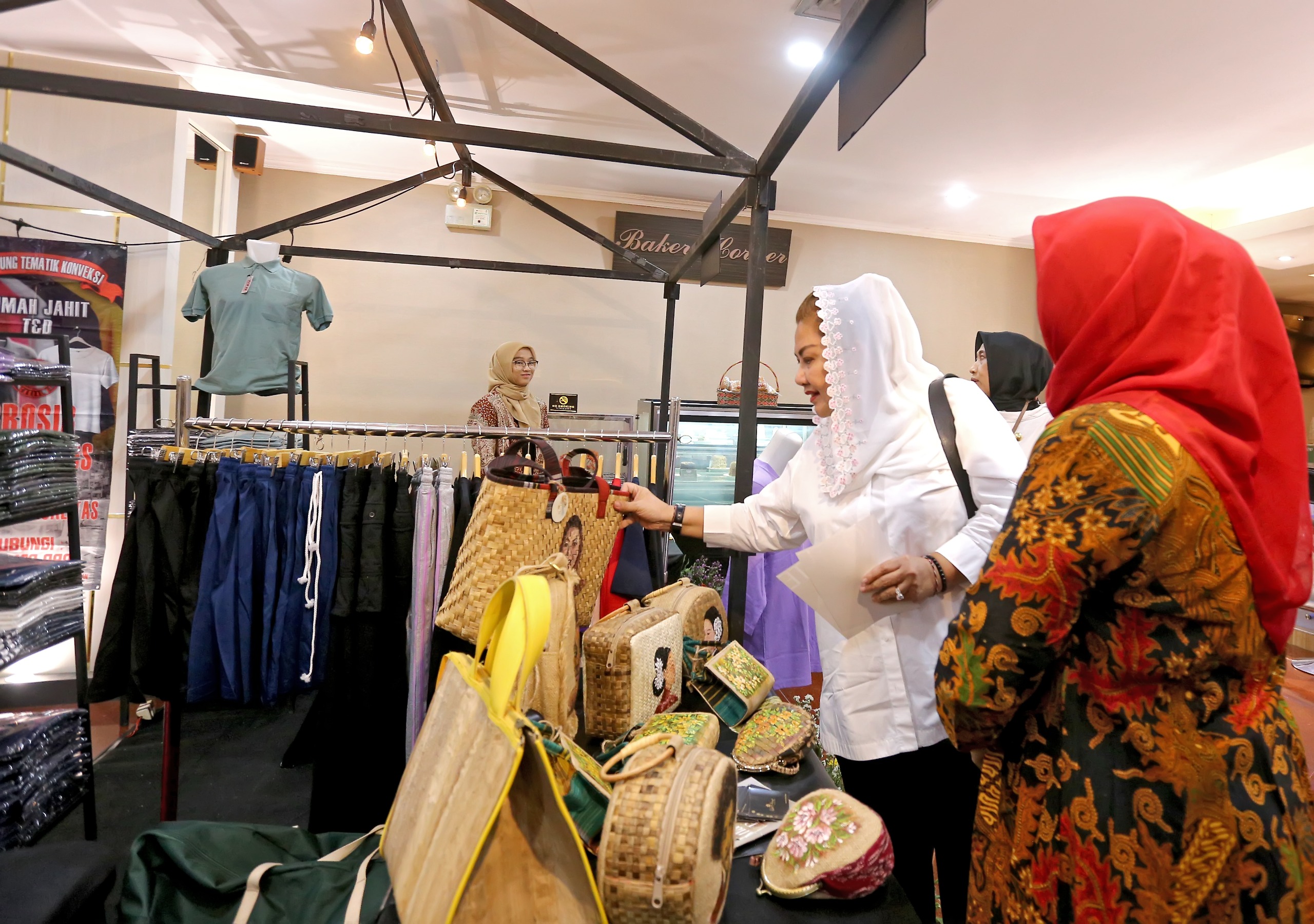 Wali Kota Semarang, Hevearita Gunaryanti Rahayu meninjau stand UMKM yang ada di sela kegiatan Business Match  di Hotel Pandanaran, Rabu (18/9). (HUMAS PEMKOT SEMARANG)