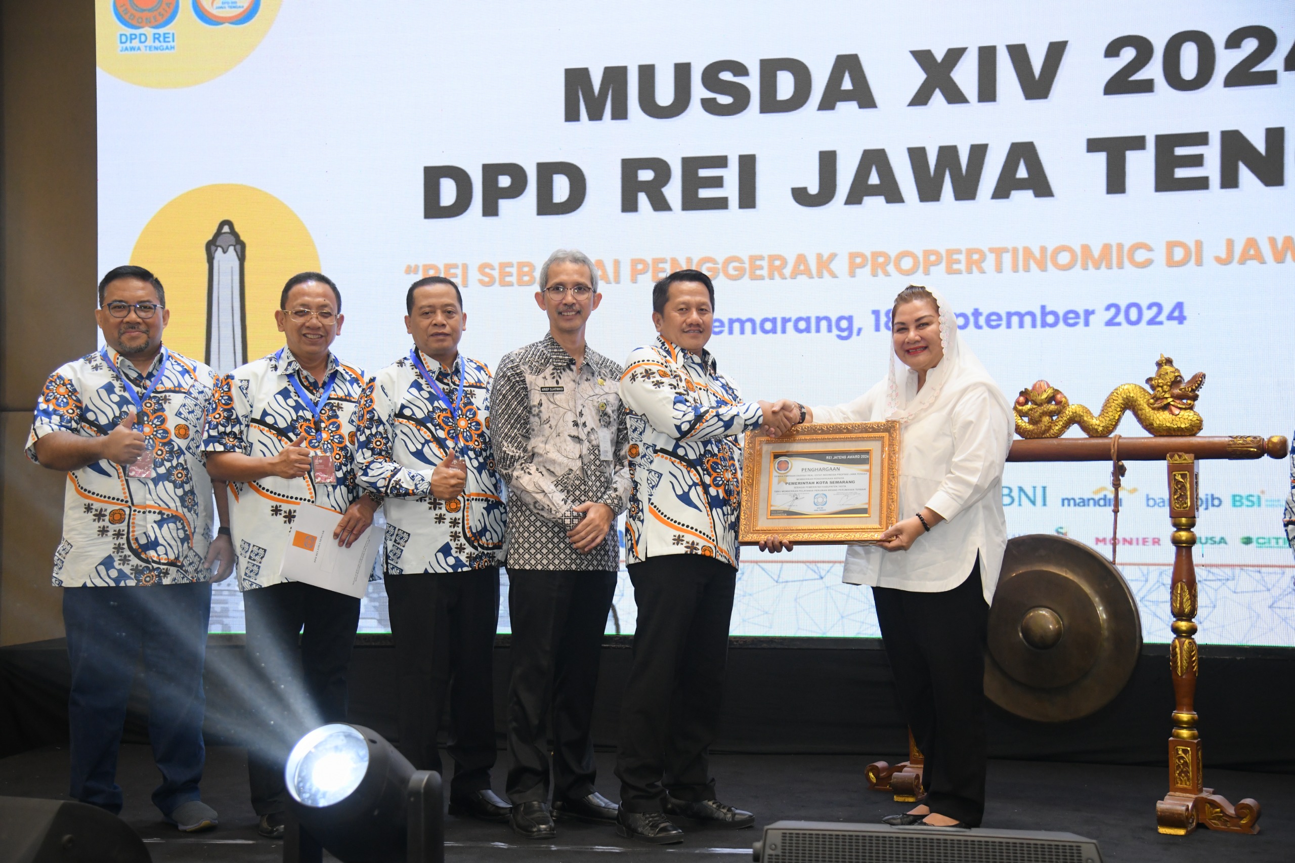 Wali Kota Semarang Hevearita Gunaryanti Rahayu menerima penghargaan dari DPD REI Jawa Tengah saat menghadiri Musyawarah Daerah (Musda) XIV 2024 DPD REI Jawa Tengah di Hotel Gumaya, Rabu (18/9). (HUMAS
