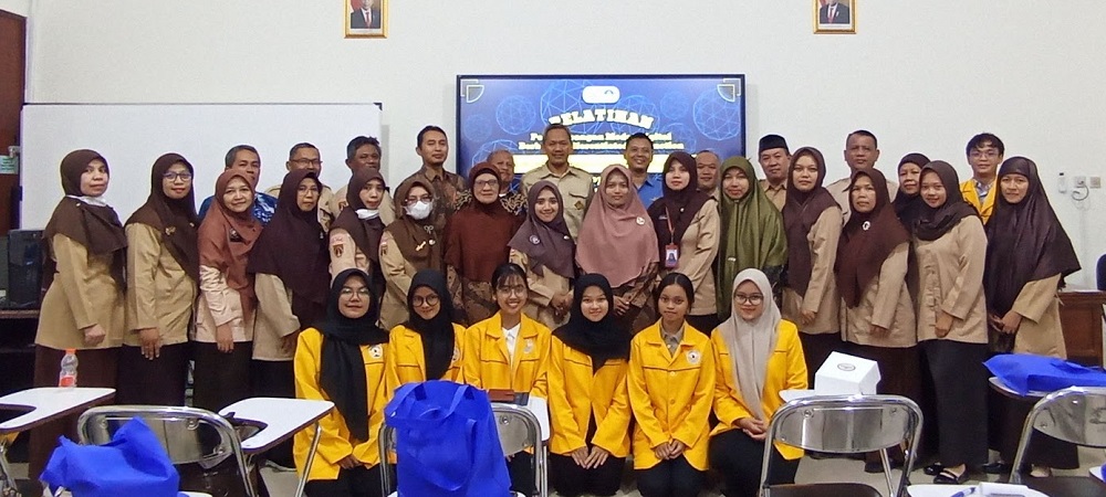 Peserta Pelatihan Pengembangan Modul Digital Berbasis Differentiated Instruction berfoto bersama dengan Tim Pengabdian kepada Masyarakat Universitas Tidar (Untidar),