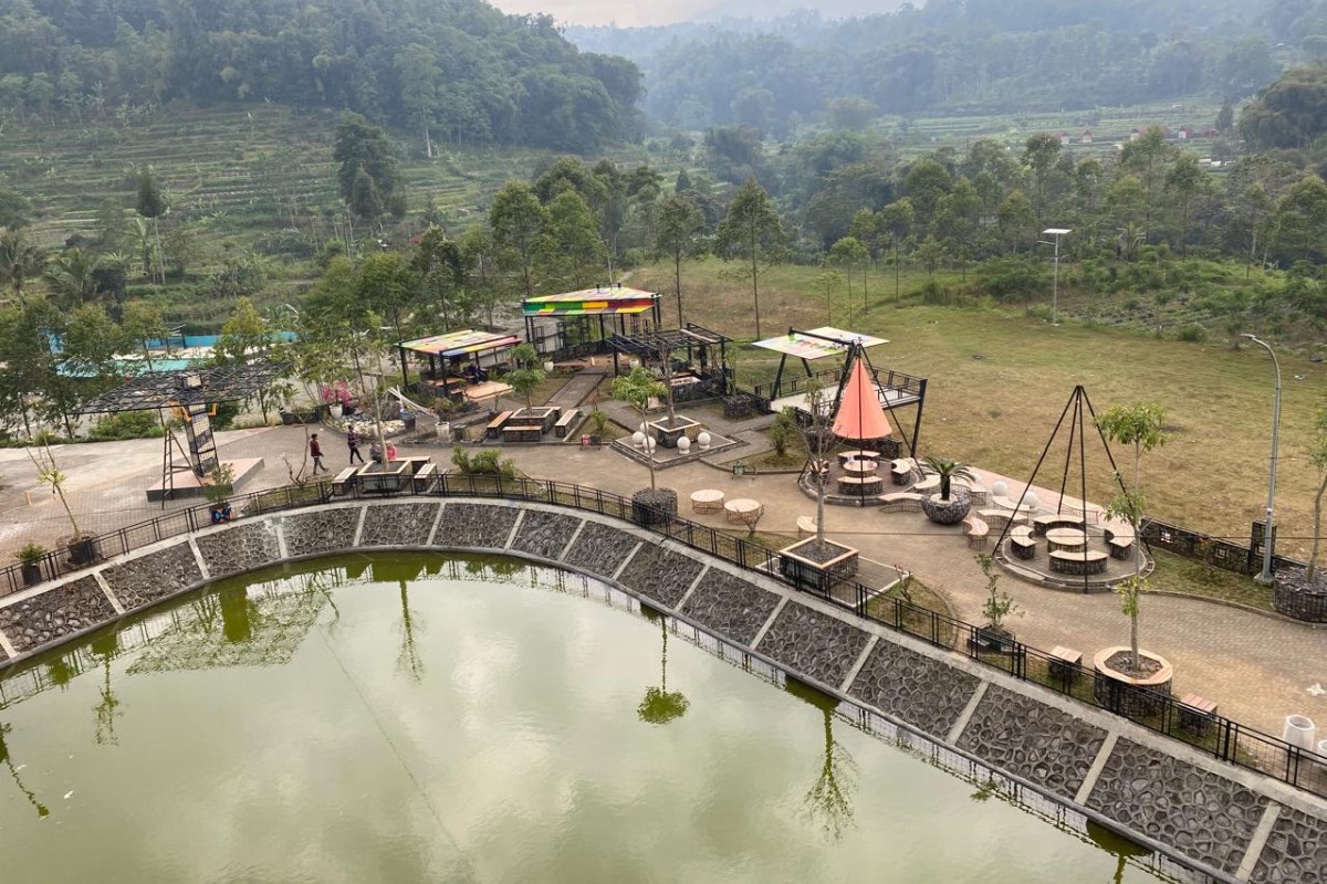 Dari gardu pandang Embung Sikembang pengunjung dapat menikmati view alami sederet gunung. Wakhidatul Arifah/Jawa Pos Radar Semarang