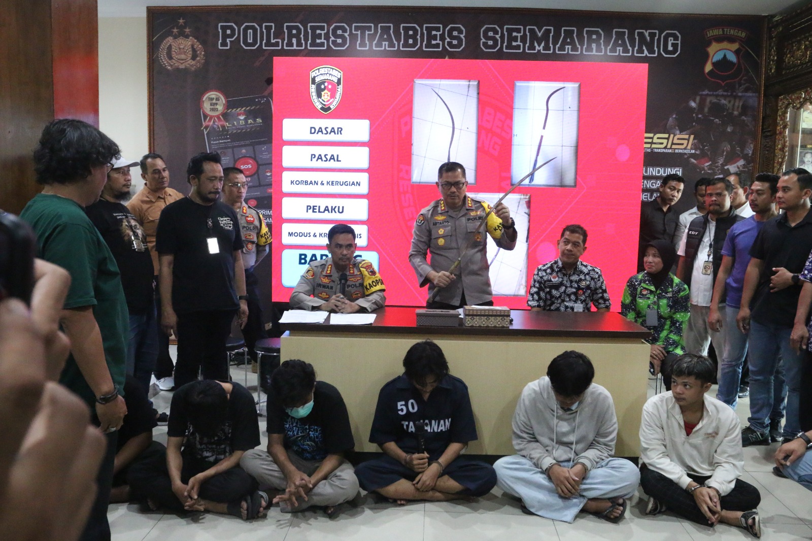 Enam orang ditetapkan sebagai tersangka kasus pembacokan mahasiswa Udinus Semarang, Selasa (17/9/2024) sekitar pukul 03.00.  Nurchamim/Jawa Pos Radar Semarang