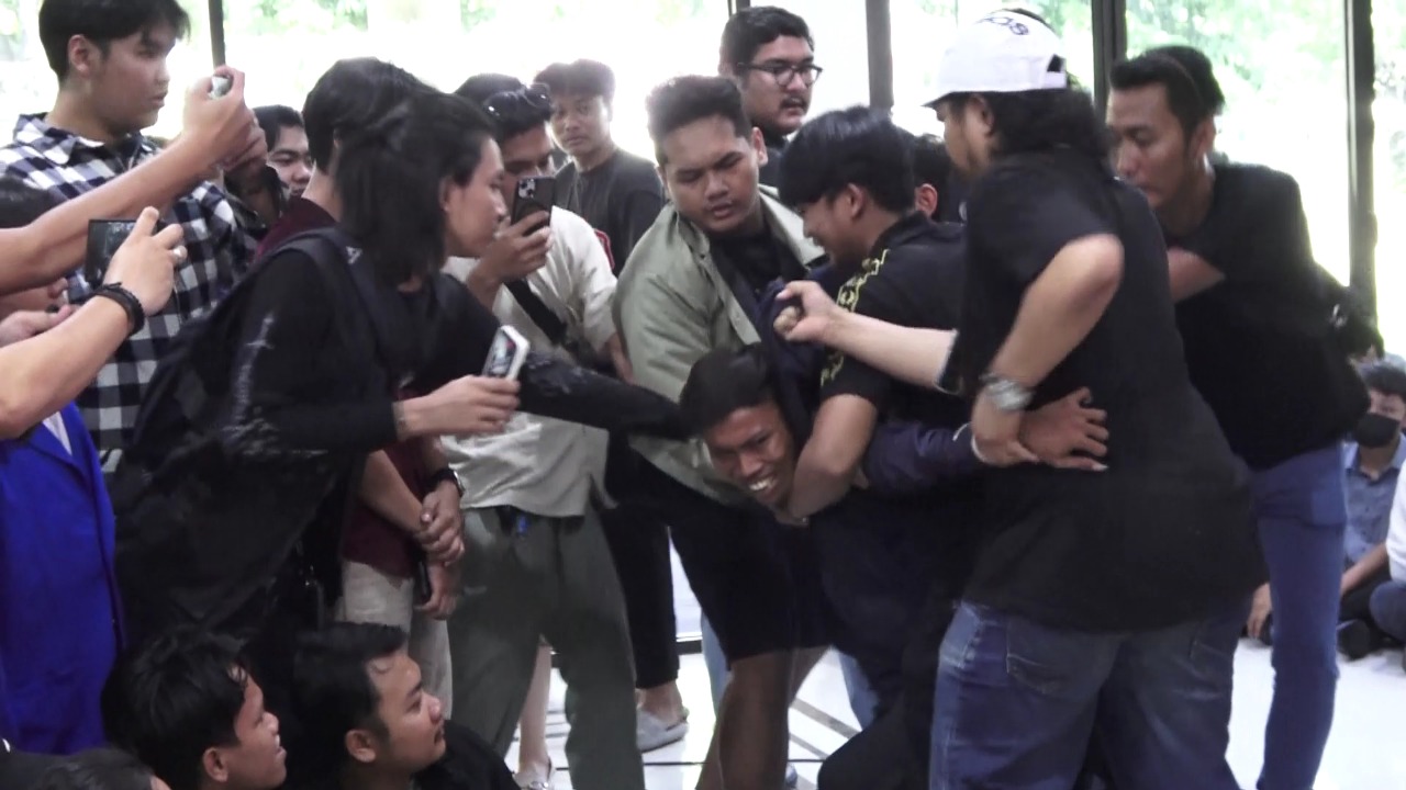 Teman korban nampak emosi terhadap para tersangka yang melakukan pembunuhan Muhammad Tirza Nugroho Hermawan, 21, mahasiswa Udinus Semarang