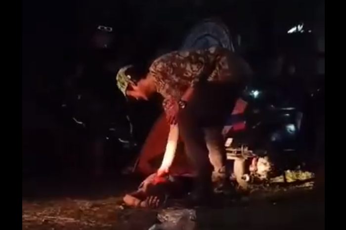 Tangkapan layar video viral diduga penganiayaan sadis seorang pria di komunitas vespa.