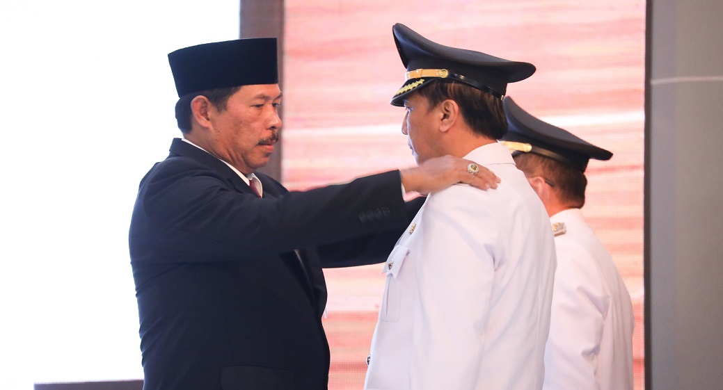 Pj. Gubernur Jawa Tengah Nana Sudjana melantik Djoko Gunawan menjadi Pj Bupati Brebes dan Iwanuddin Iskandar sebagai Pj Bupati Banyumas di Wisma Perdamaian, Kota Semarang, Kamis (19/9)