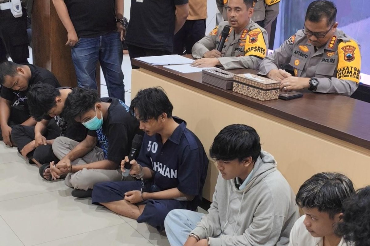 Kreak pembunuh mahasiswa Udinus saat dihadirkan di Polrestabes Semarang. ( M Hariyanto/Jawa Pos Radar Semarang)