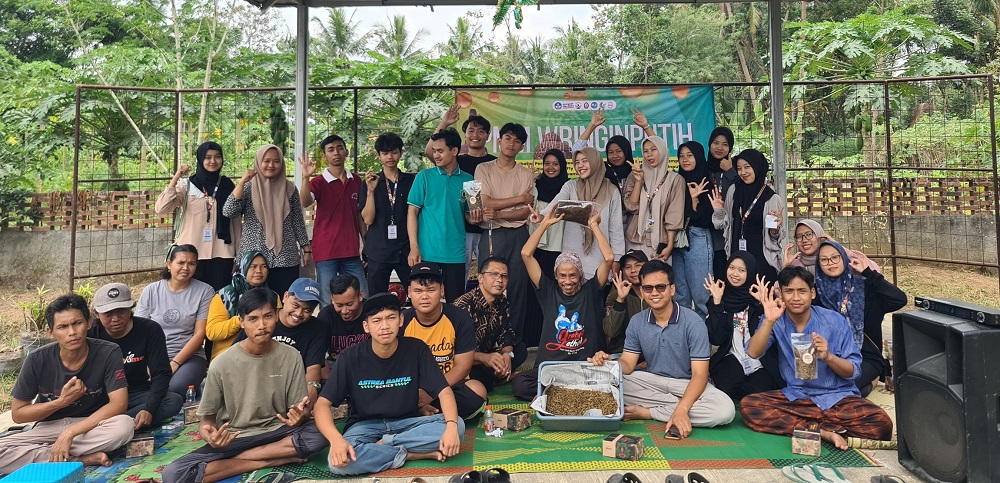 Tim Pengabdian Masyarakat Universitas Tidar bersama pengelola TPS-3R Merti Bumi Desa Wringinputih, Kecamatan Borobudur,Kabupaten Magelang.