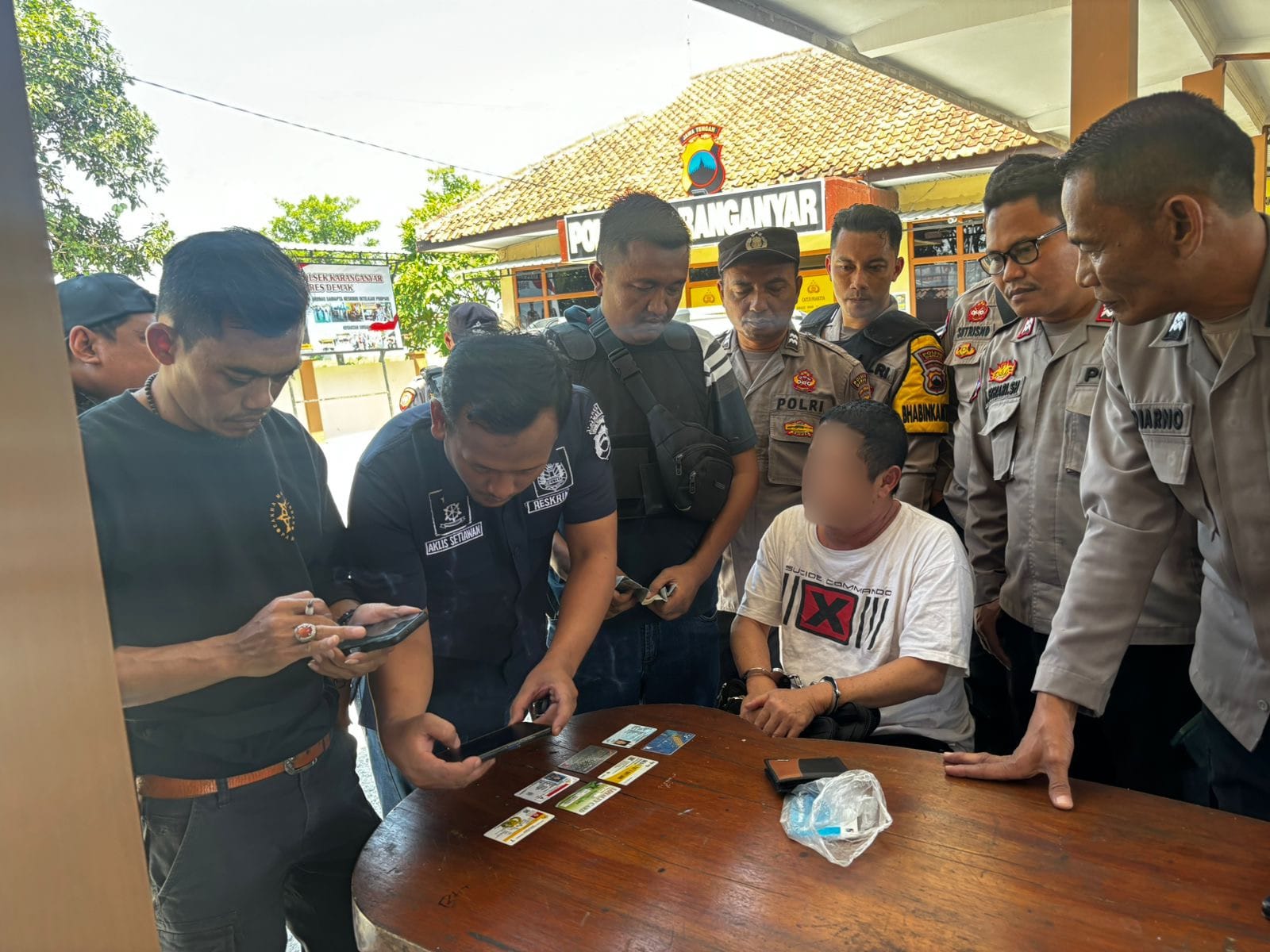 Petugas mengamankan pelaku penembakan di jalan raya Pantura Trengguli Wonosalam di Mapolres Demak. (Wahibpribadi)