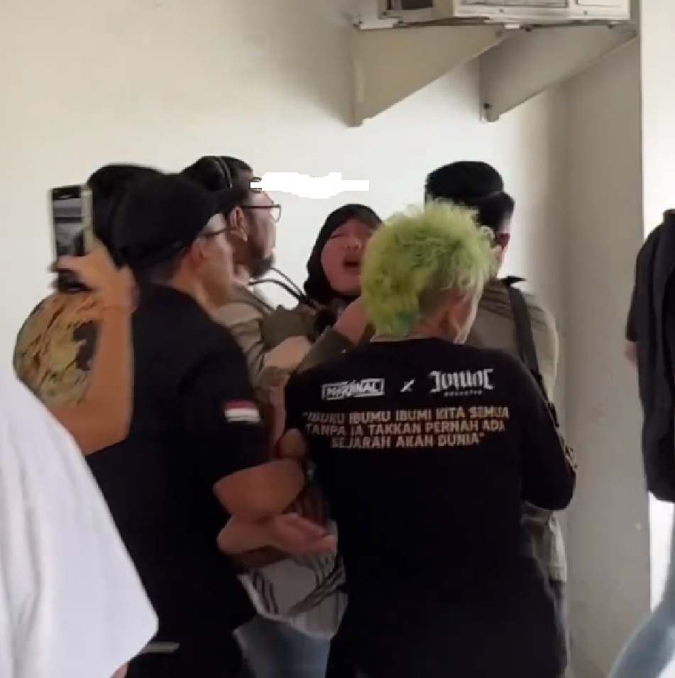 Laura Meizani alias Lolly. di jemput paksa oleh ibunya sendiri Nikita Mirzani, di sebuah apartemen di kawasan Bintaro, Jakarta Selatan.