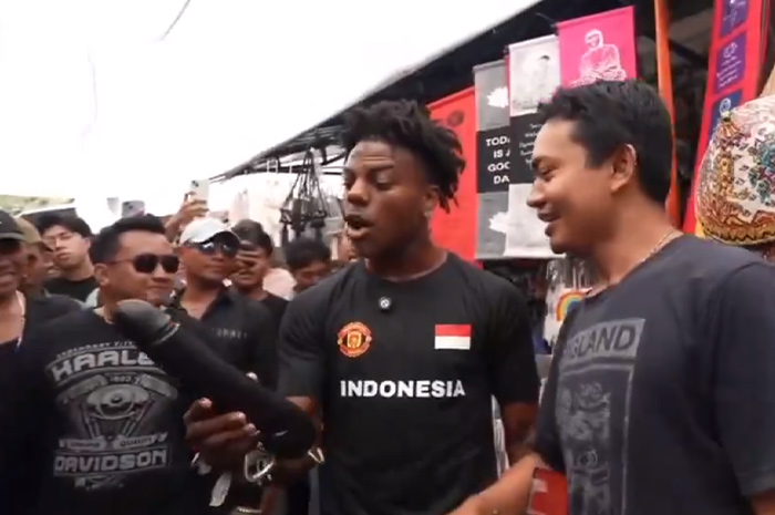 Youtuber IshowSpeed diduga membeli barang unik Titid-titidan saat berkunjung ke Bali.