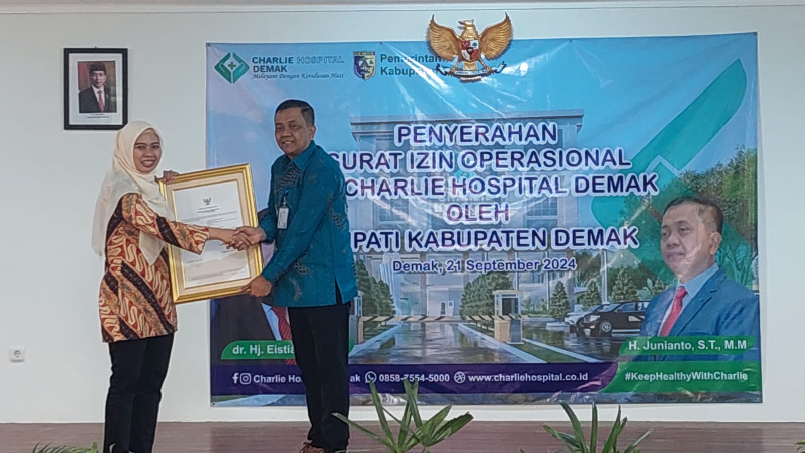 Bupati Demak dr Eistianah memberikan surat izin operasional rumah sakit kepada Direktur Utama PT Charlie Hospital h Junianto. (Wahibpribadi)