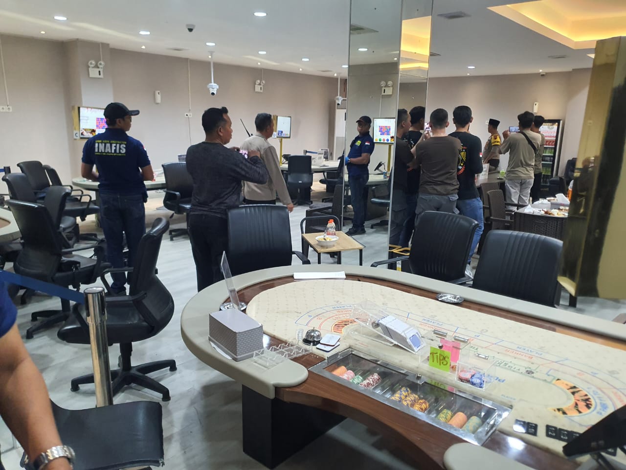 Tim gabungan polrestabes semarang menggerebek lokasi judi kasino yang berkedok sebagai tempat karaoke. Juga turut diamankan uang tunai Rp 1,25 miliar serta 12 orang yang juga sebagai karyawan.