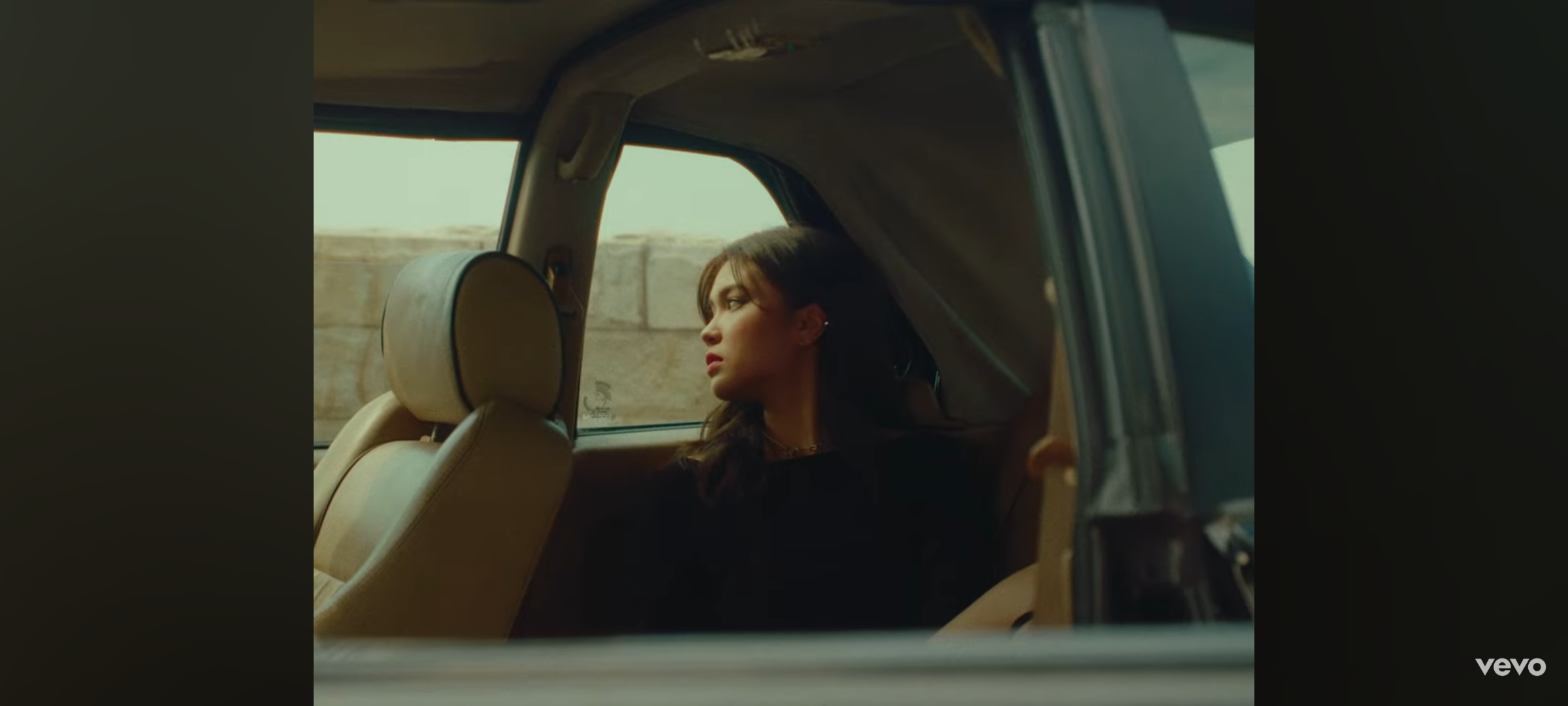 Cuplikan musik video lagu Sorry I Phone You dari Jasmine Nadya
