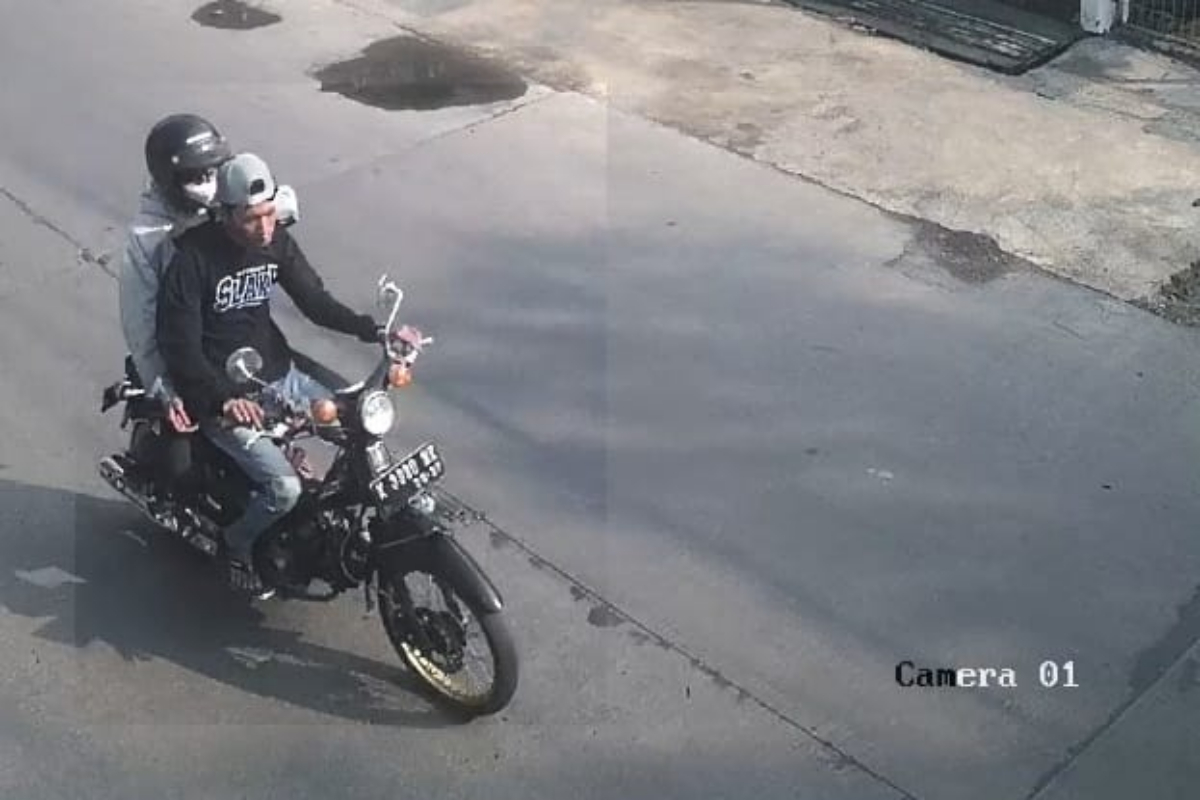 Rekaman CCTV dua remaja diduga pelaku pembacokan di Jalan Kawung Raya, Tlogosari Kulon, Pedurungan, Minggu (15/9/2024)