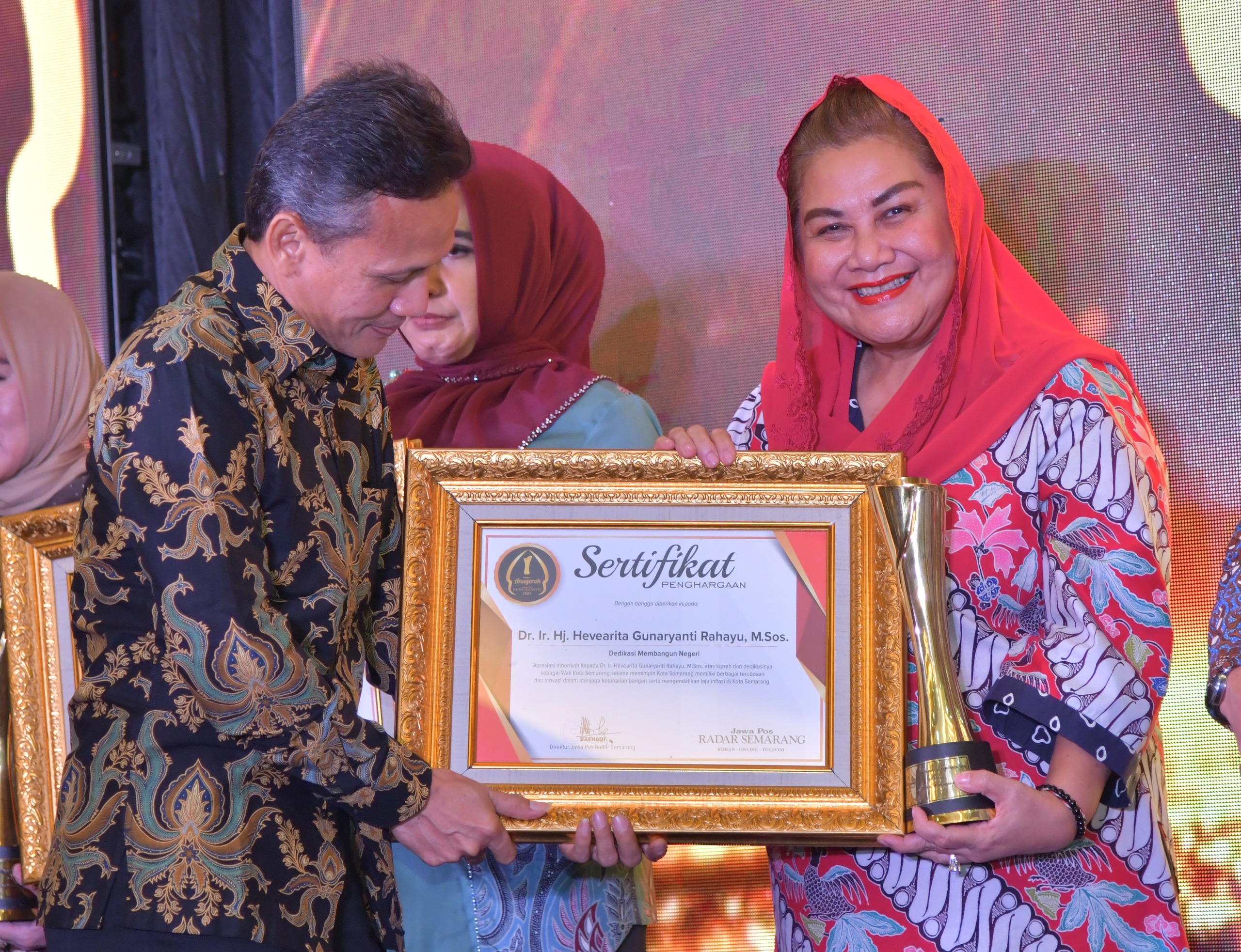 Direktur Jawa Pos, Marsudi Nur Wachid menyerahkan penghargaan kategori bidang ketahanan pangan kepada wali kota Semarang, Jumat (20/9) (HUMAS PEMKOT SEMARANG)