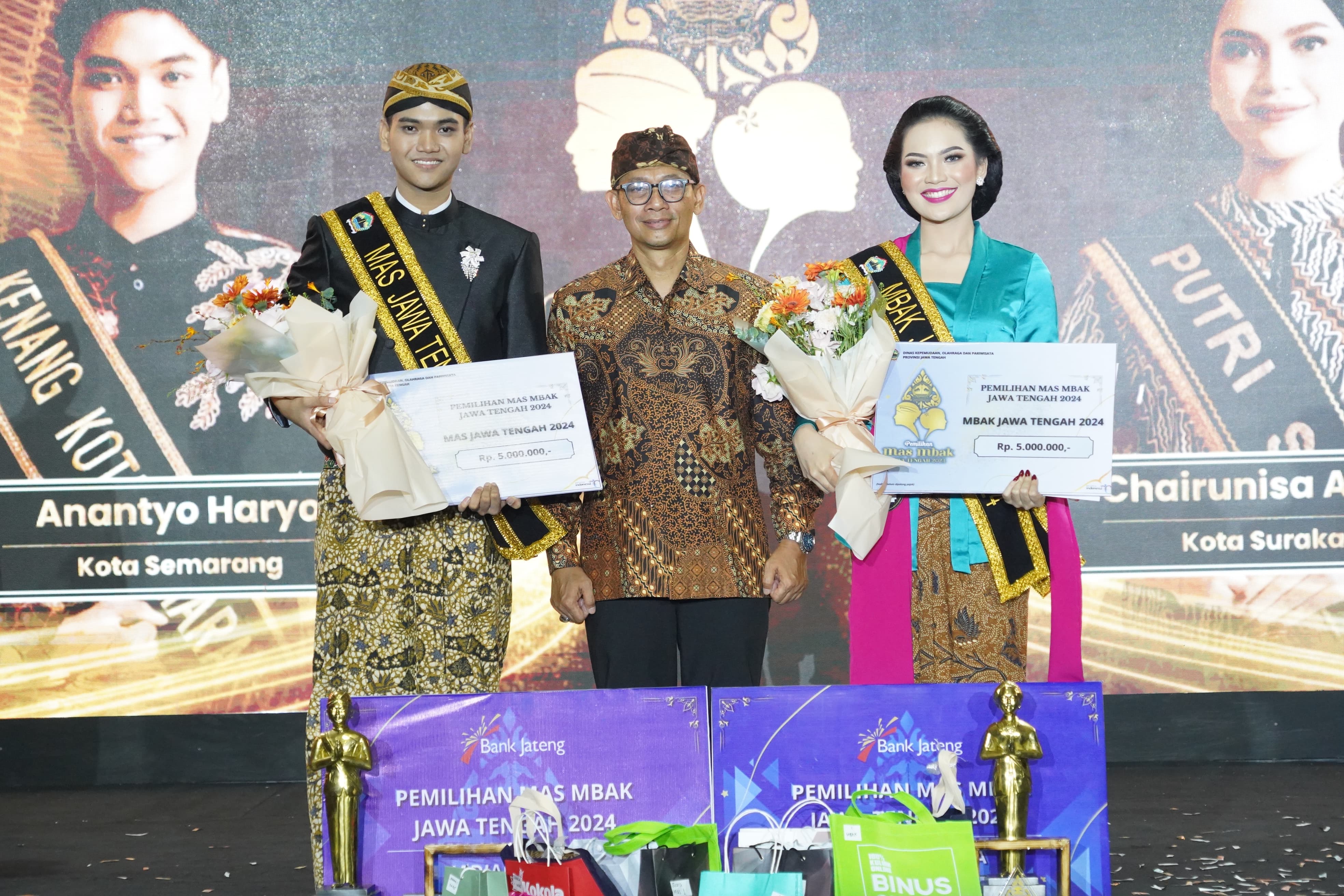 Kepala Disporapar Jateng Agung Hariyadi bersama Anantyo dan Chairunnisa yang terpilih menjadi Mas Mbak Jawa Tengah 2024.