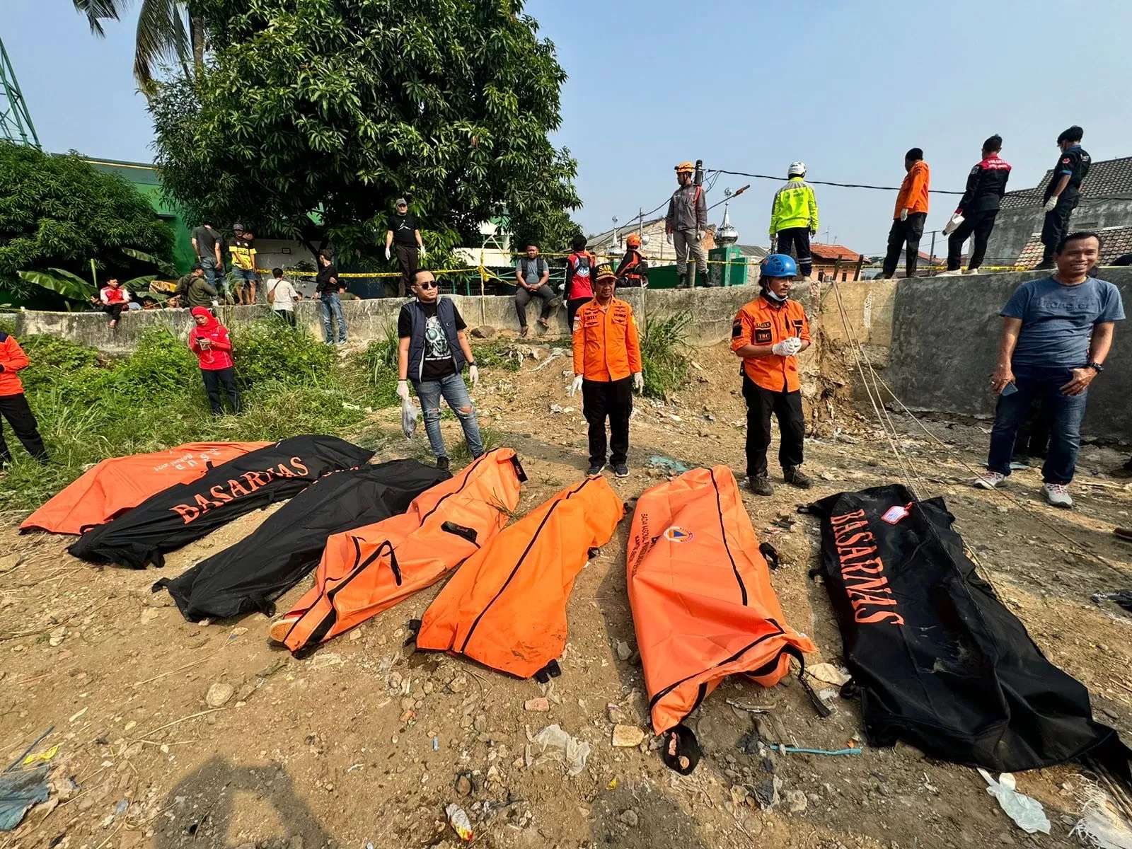Tim SAR Gabungan mengevakuasi tujuh jenazah dari Kali Bekasi pada Minggu (22/9). (Basarnas)