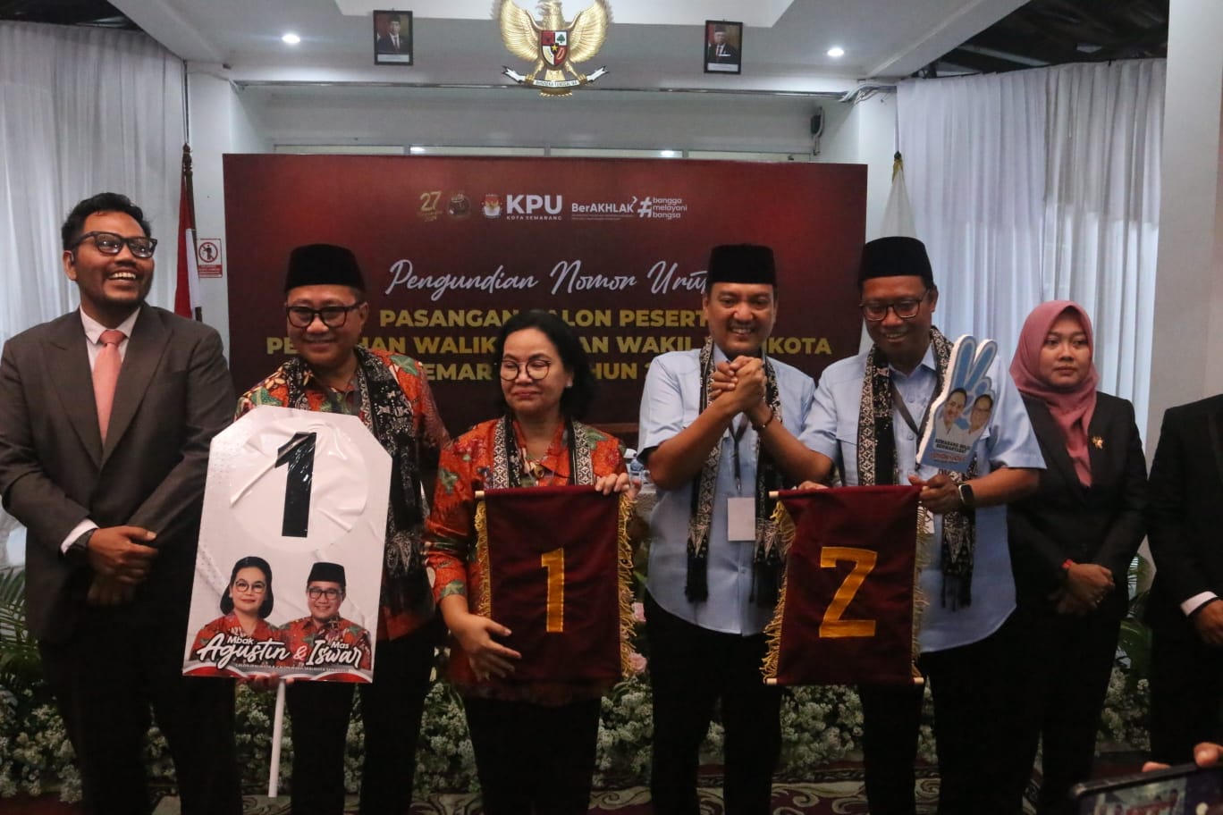 Dua pasangan calon yakni Agustina-Iswar mendapatkan nomor urut 1. Sementara Yoyok-Joss, mendapatkan nomor urut 2. (Nur Chamim/Jawa Pos Radar Semarang)