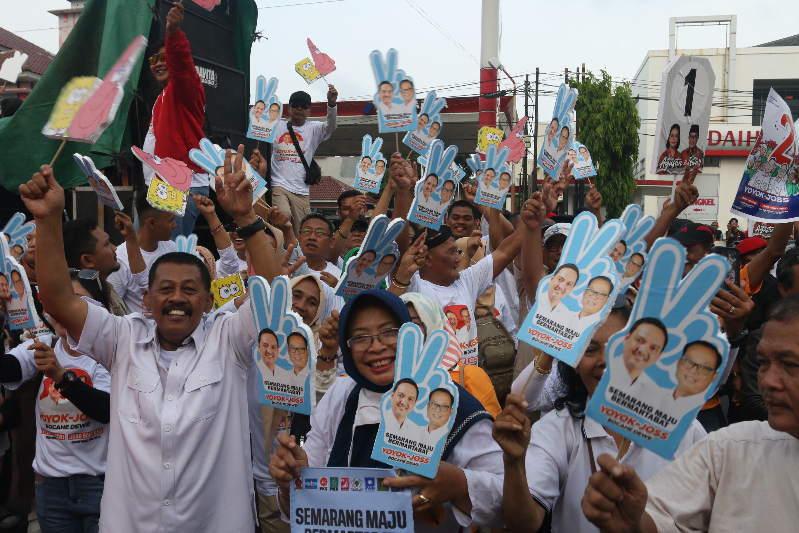 Tim pendukung Yok-Jos bersorak sorai membawa simbol nomor pasangan Yoyok-Joss.