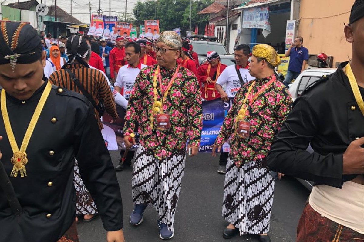Pasangan calon wali kota Sinoeng N Rachmadi dan Budi Santoso diarak ratusan kader dan relawan bersama dengan kesenian tradisional menuju KPU guna pengundian nomor urut.