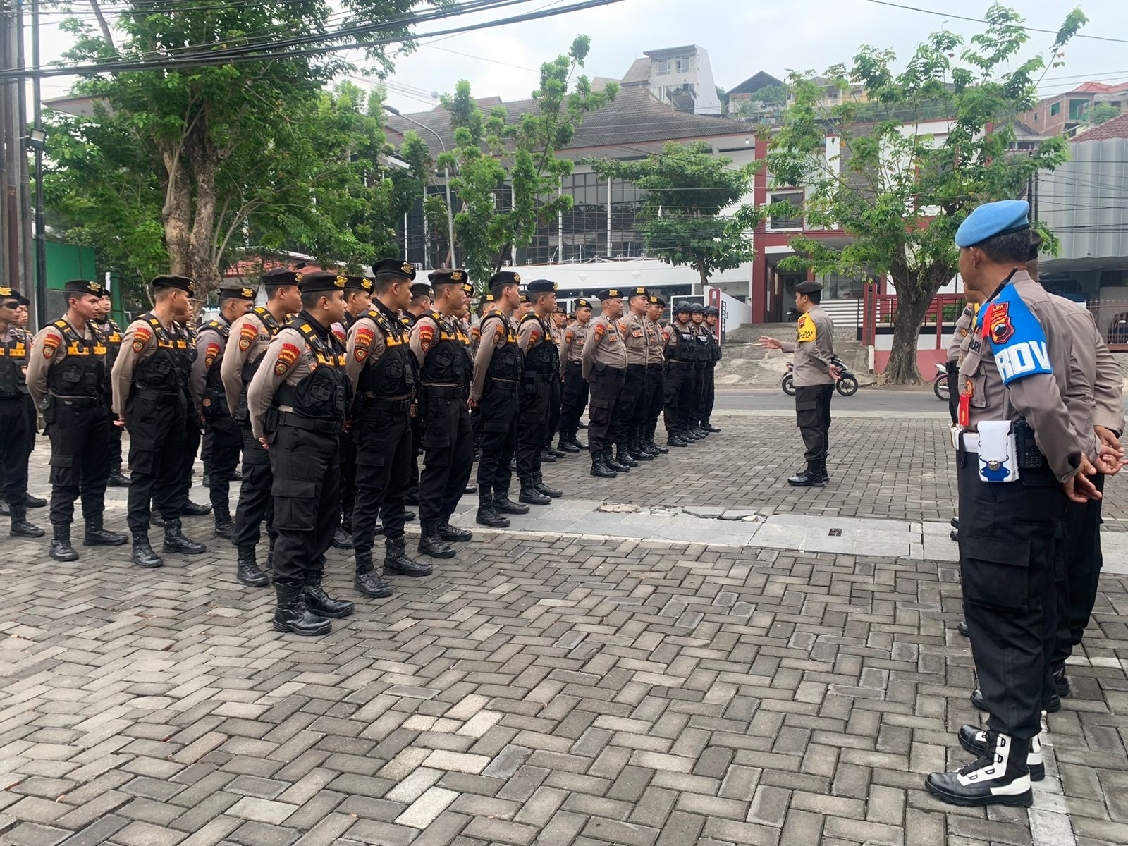 FOTO Personil Polri bersiaga dalam pengamanan Deklarasi Damai Pilgub 2024 di Kantor KPU Jateng, Selasa (24/9/2024).