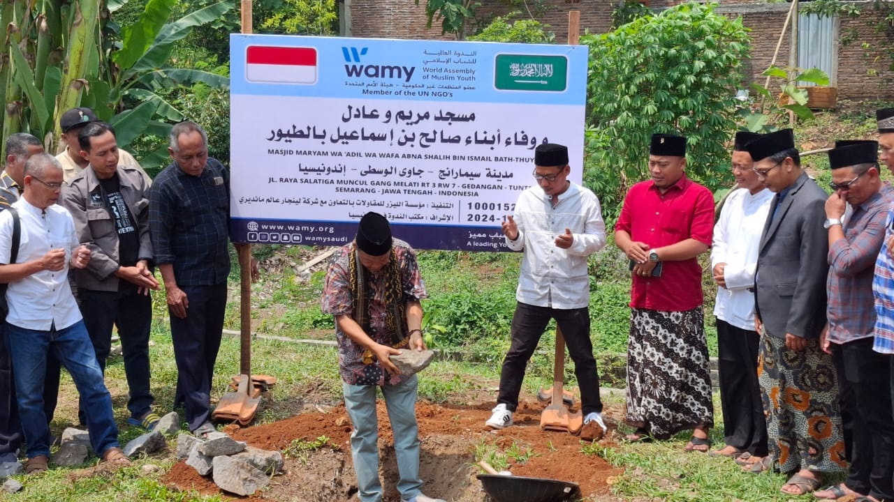Peletakan batu pertama Masjid Maryam oleh direktur World Assembly of Muslim Youth (WAMY) Indonesia, KH. Aang Suandi bersama WAMY Wilayah Jawa Tengah Ustadz Dakori.