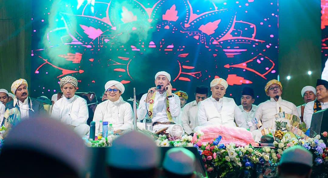 Habib Ali Zainal Abidin bin Assegaf saat  Bersholawat bersama Majelis Az Zahir
