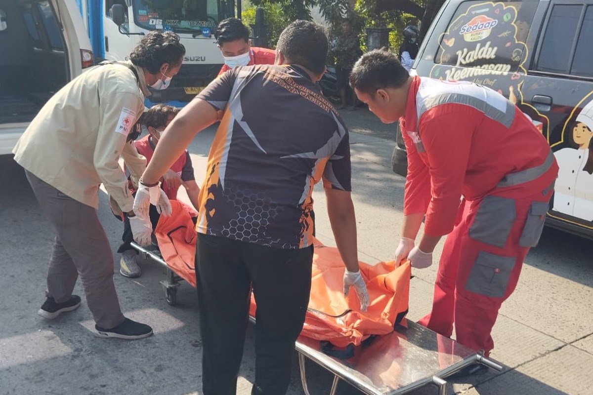 Petugas mengevakuasi korban lakalantas di jalur pantura Kendal Jambearum, Rabu (25/9).&nbsp;DEVI KHOFIFATUR RIZQI/ JAWA POS RADAR SEMARANG