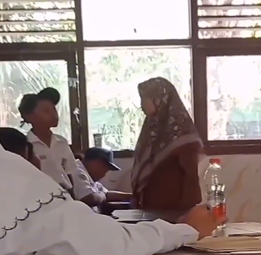 Potongan video yang memperlihatkan guru yang menampar muridnya.