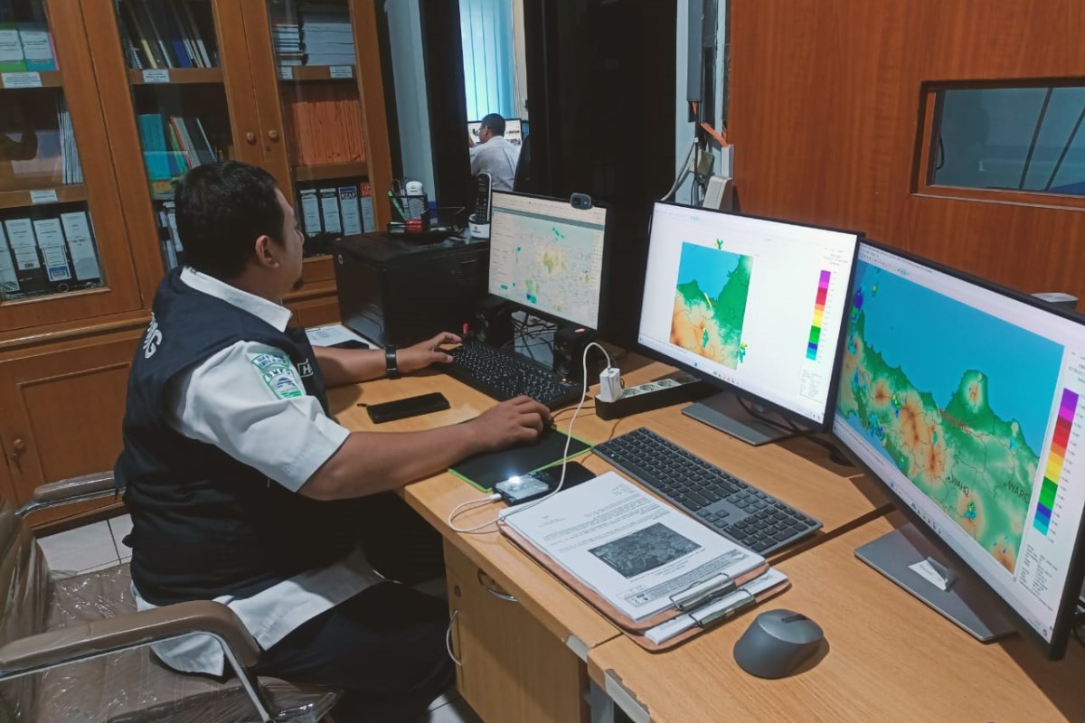 Prakirawan Cuaca, Harits Syahid Hakim saat memantau prakiraan cuaca untuk BMKG Stasiun Meteorologi Ahmad Yani Semarang, Rabu (25/9). Dokumentasi&nbsp;FIGUR RONGGO WASSALIM