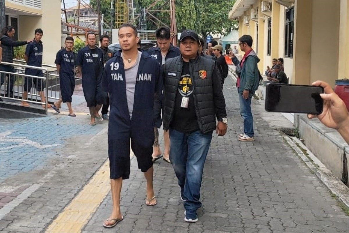 Tersangka Jimmy Raharjo, penyelenggara perjudian berjalan paling depan saat dibawa ke ruangan penyidik Polrestabes Semarang, Rabu (25/9/2024). (M Hariyanto/Jawa Pos Radar Semarang)