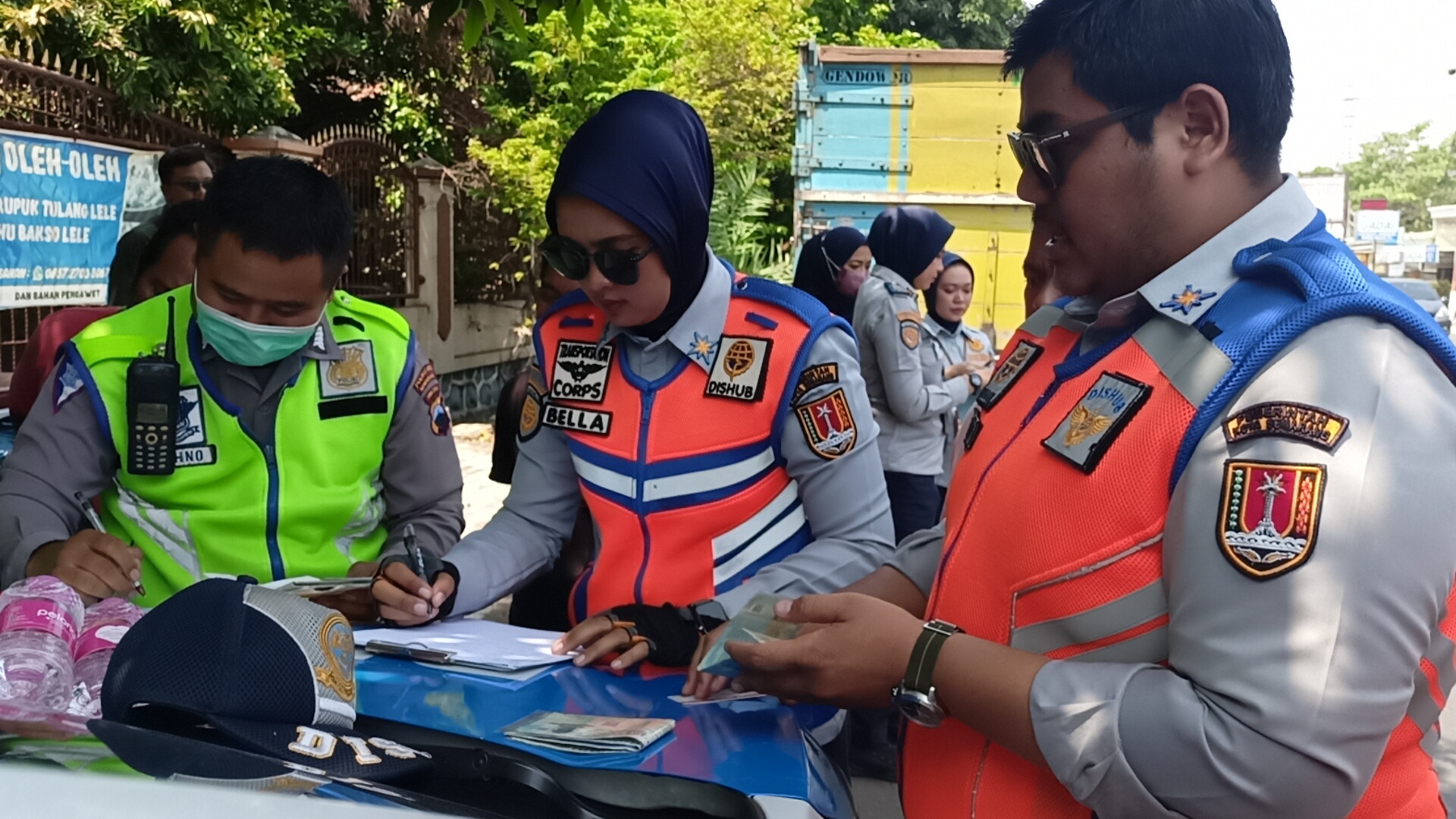 Dishub dan Satlantas Polrestabes Semarang, ketika melakukan yustisi di Jalan Prof. Hamka, Kamis (26/9).