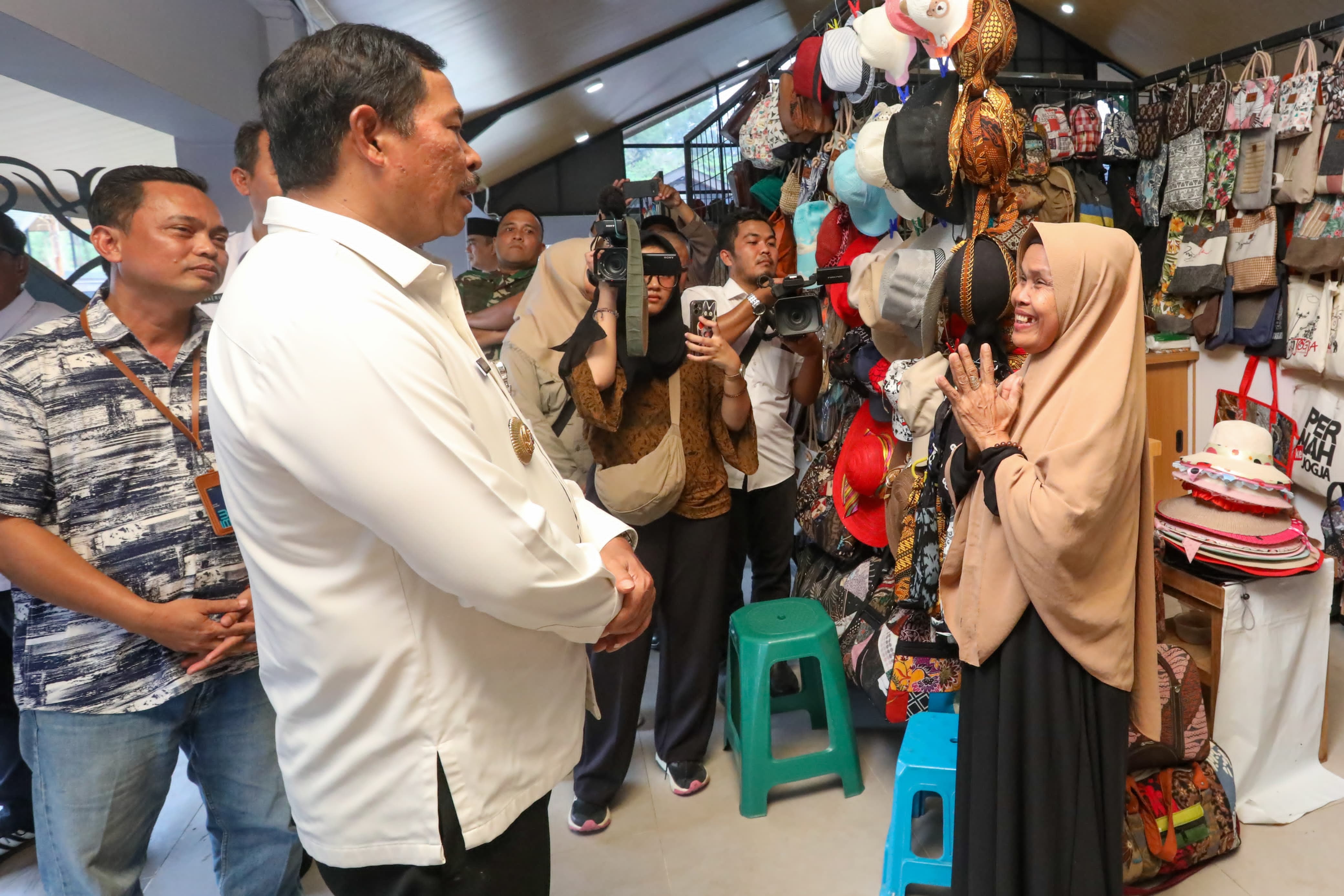 Pj Gubernur Jawa Tengah, Nana Sudjana meninjau Kampung Seni Borobudur di Desa Kujon, Kabupaten Magelang, Rabu 25 September 2024.