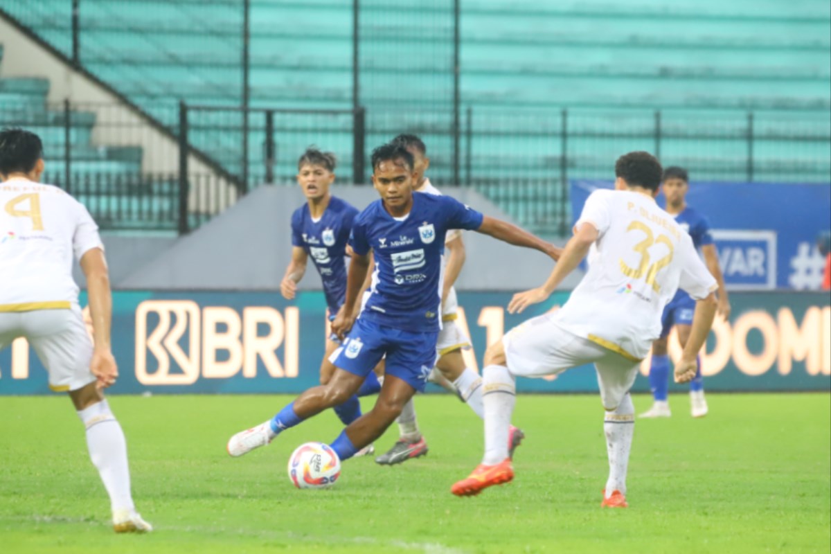 Pemain PSIS Ridho Syuhada mencoba lepas dari penjagaan pemain Arema FC pada laga lanjutan Liga 1 di Stadion Moch Soebroto Kota Magelang Kamis (26/9) sore. PSIS FC OFFICIAL