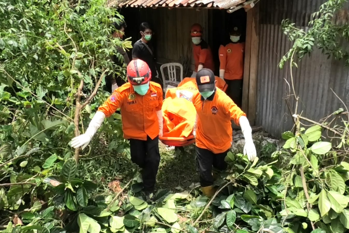 Petugas melakukan evakuasi penemuan jenazah di Dusun Gembyang, Desa Kentengsari, Kecamatan Candiroto, Kabupaten Temanggung, Minggu (29/9).
