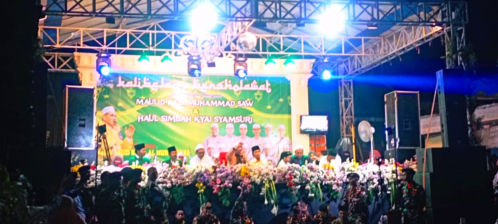 Habib Fauzi Rizal Bin Mashyhur Al Munawwar dan Majelis Grayak Al Muqorrobin saat bersholawat di Kalibelang Kelurahan Wujil, Kecamatan Bergas, Kabupaten Semarang.