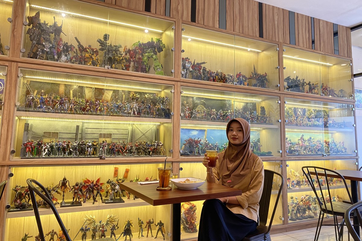 Suasana di dalam kafe Galeri Cafe & Toys Galery yang menarik karena ada etalase action figure.&nbsp;Wakhidatul Arifah/Jawa Pos Radar Semarang