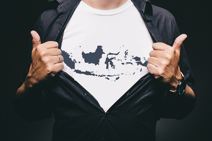 Ilustasi kaos atau tshirt bergambar peta Indonesia.