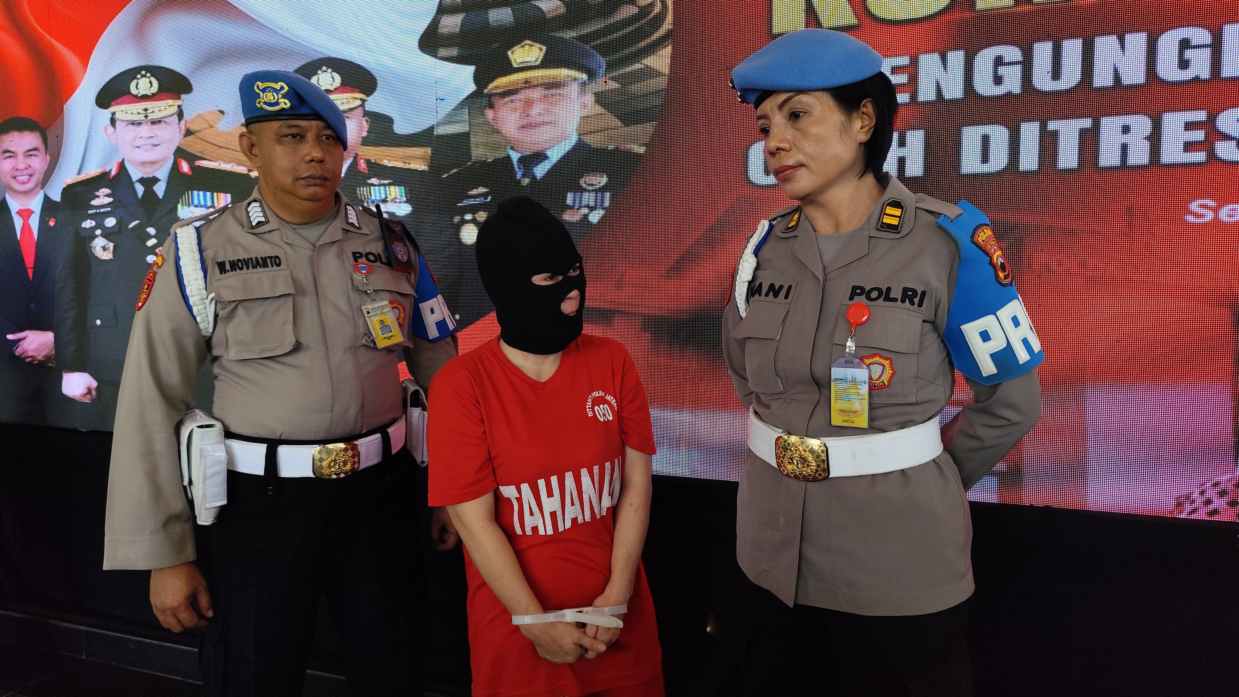 Tersangka VS dengan wajah ditutup zebo saat dihadirkan rilis di Mapolda Jateng, Senin (30/9/2024). (Nur Chamim/Jawa Pos Radar Semarang)