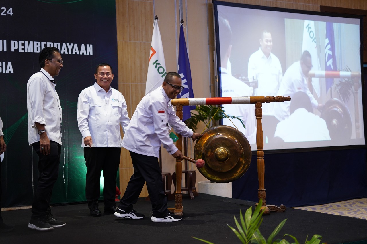 Pembukaan MUNAS APARSI oleh Ketua Umum APARSI, didampingi Direktur Jendral Perdagangan Dalam Negeri Kementerian Perdagangan RI, Moga Simatupang, S.Sos (26/9/24)