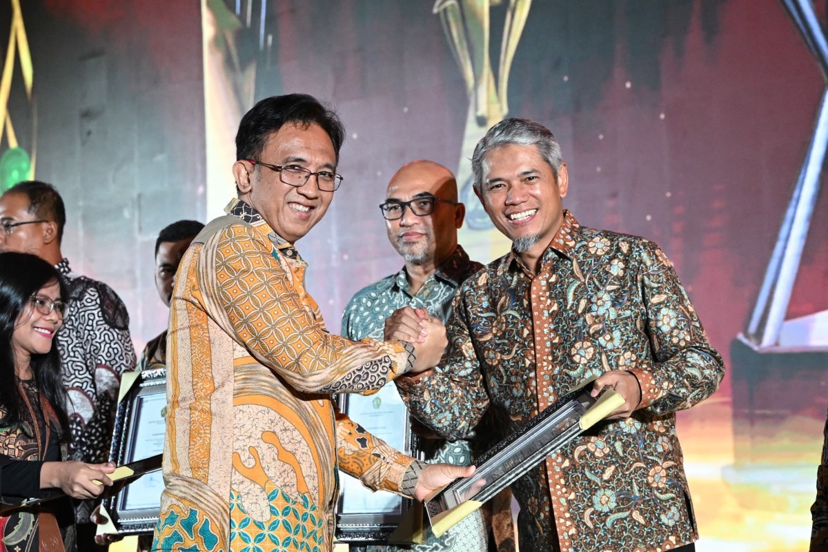 Direktur Utama PT Semen Gresik, Muchamad Supriyadi, menerima plakat penghargaan Good Mining Practice (GMP) Award 2024 dari Kementerian Energi dan Sumber Daya Mineral (ESDM) Republik Indonesia