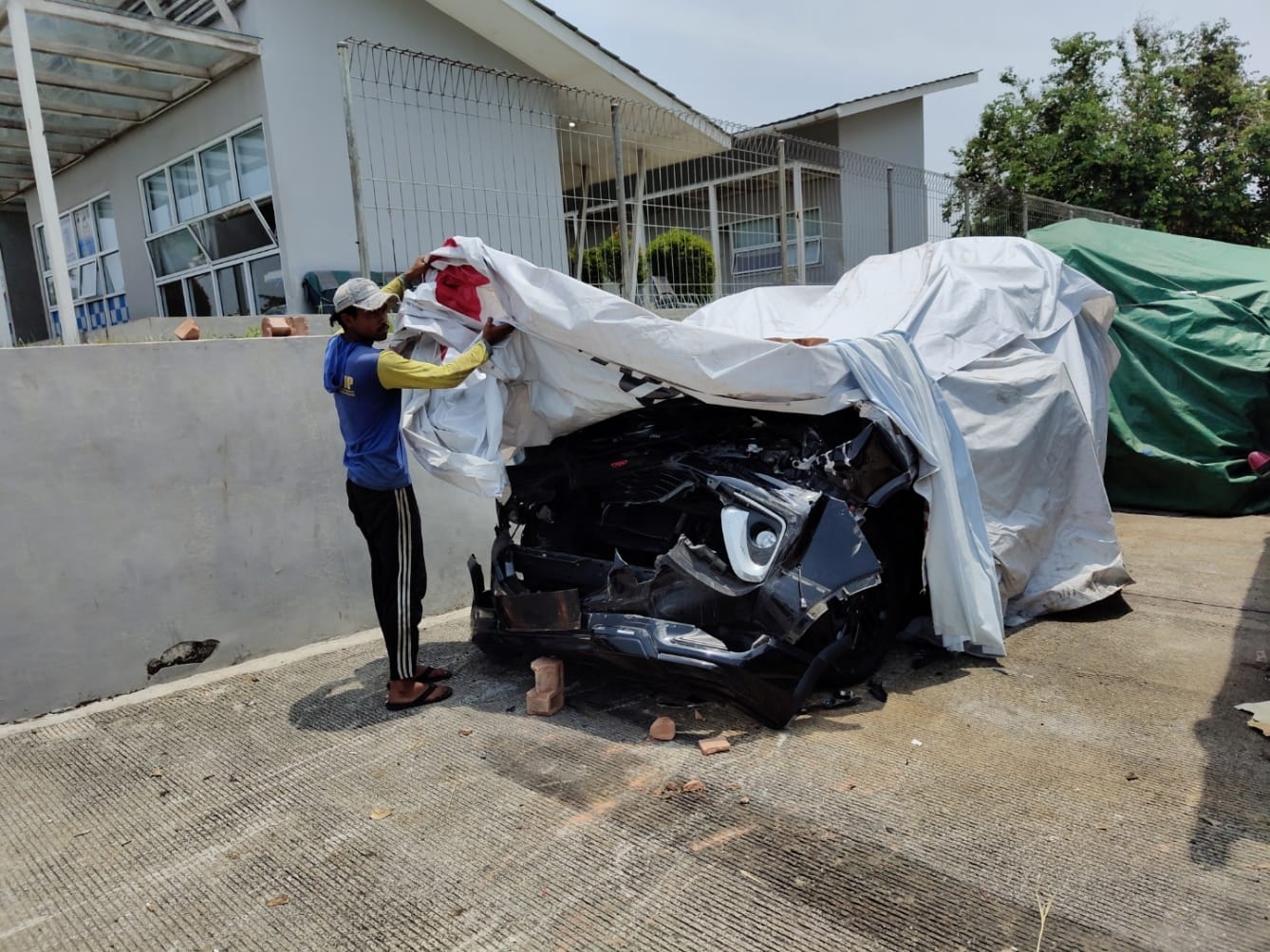 Mobil Fortuner yang ditumpangi Kapolres Boyolali ringsek parah usai kecelakaan di Tol Batang-Semarang. RIYAN FADLI JAWA POS&nbsp;RADAR SEMARANG