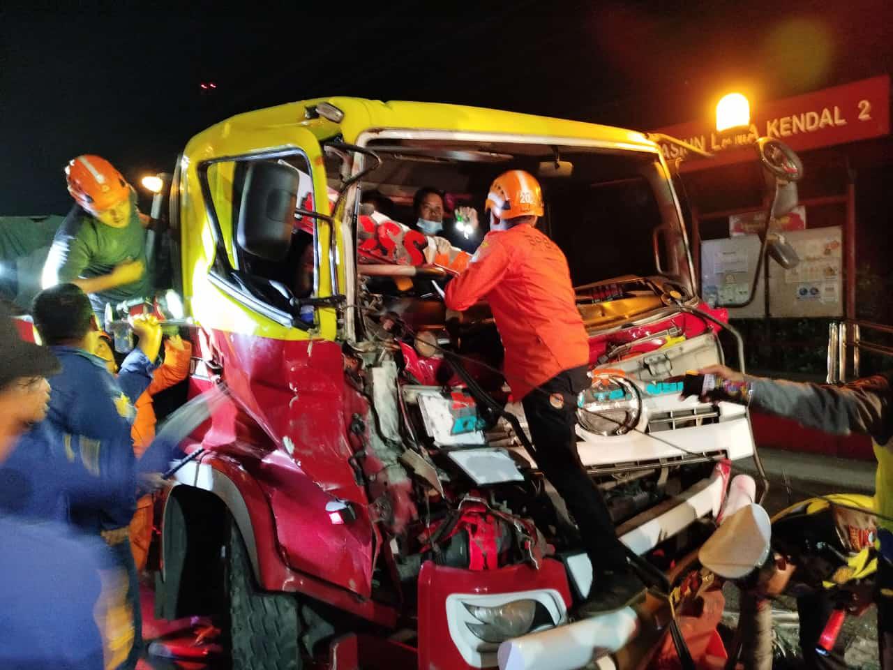 Petugas gabungan saat mengevakuasi sopir truk yang terlibat lakalantas di Jalan Raya Pantura Kendal. DEVI KHOFIFATUR RIZQI/JAWA POS RADAR SEMARANG