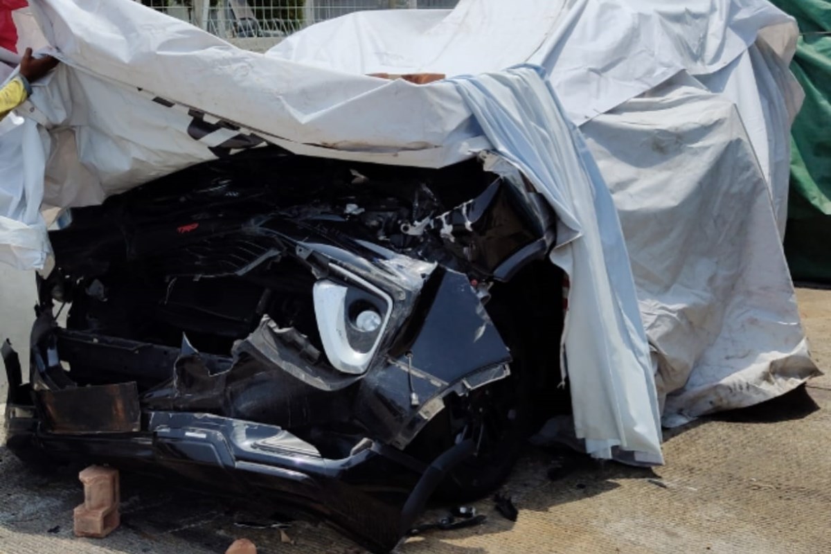 Mobil Fortuner yang ditumpangi Kapolres Boyolali ringsek parah usai kecelakaan di Tol Batang-Semarang. RIYAN FADLI JAWA POS&nbsp;RADARSEMARANG
