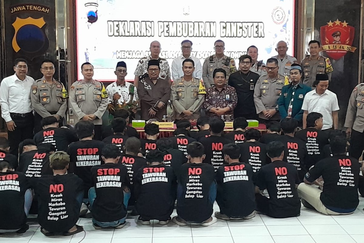 Gerombolan gangster di Kota Semarang yang ngetren disebut Kreak berkumpul di Mapolrestabes Semarang, Selasa (1/10/2024). Kedatangannya sengaja dipanggil kepolisian untuk Deklarasi Pembubaran Gangster.