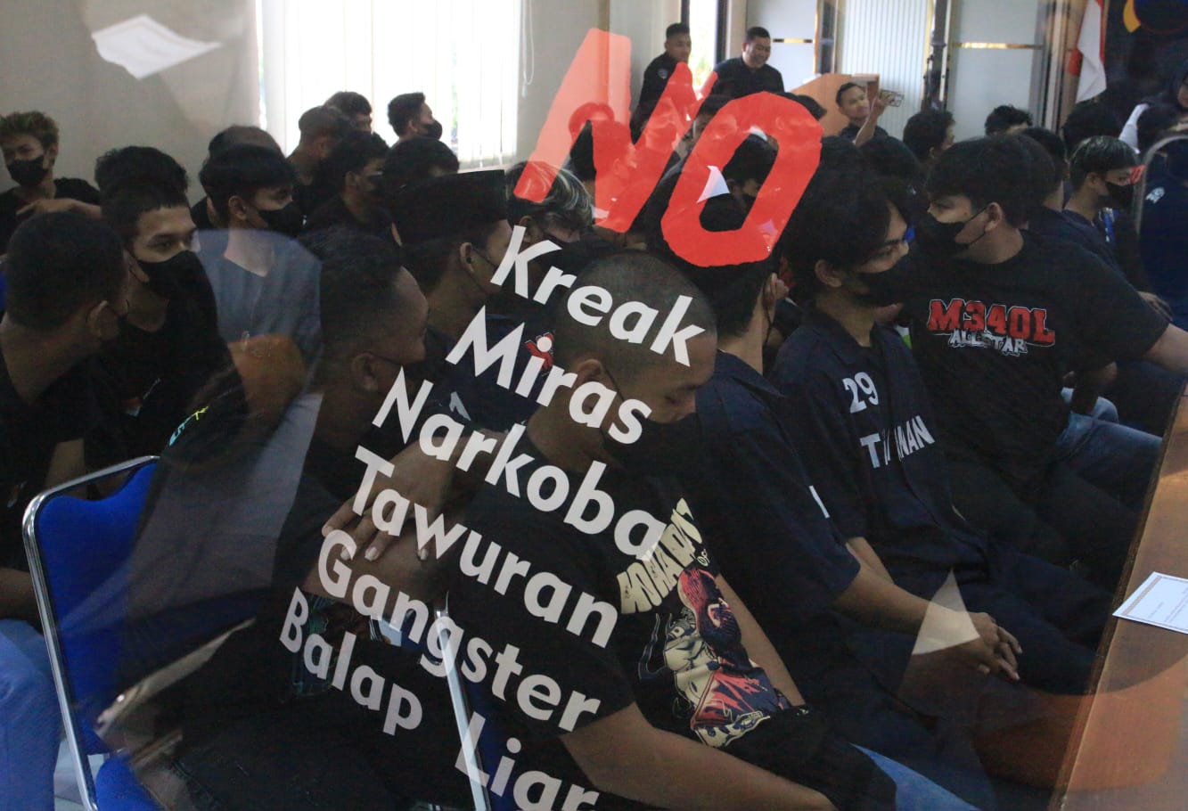 NO KREAK : Para anggota gangster yang sering melakukan tawuran melakukan deklarasi membubarkan diri di Mapolrestabes Semarang Selasa (1/10).