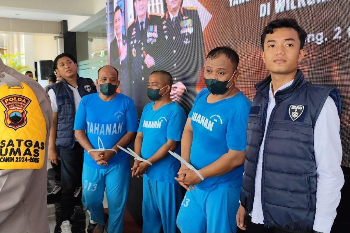 Anggiat Marpaung, dan dua anak buahnya saat dihadirkan dalam rilis di Mapolda Jateng.&nbsp;