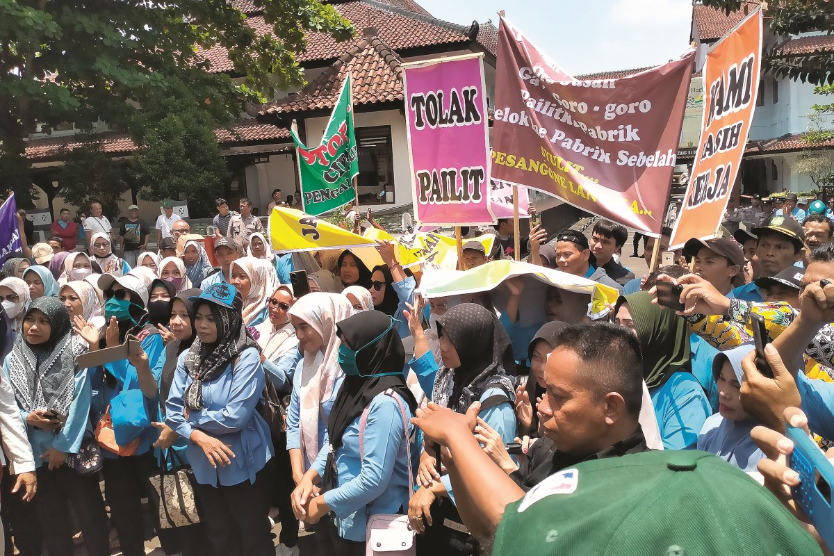 Buruh PT Panamtex berdemonstrasi di depan kantor DPRD Kabupaten Pekalongan, Rabu (2/10/2024).&nbsp;NANANG RENDI AHMAD/JAWA POS RADARSEMARANG