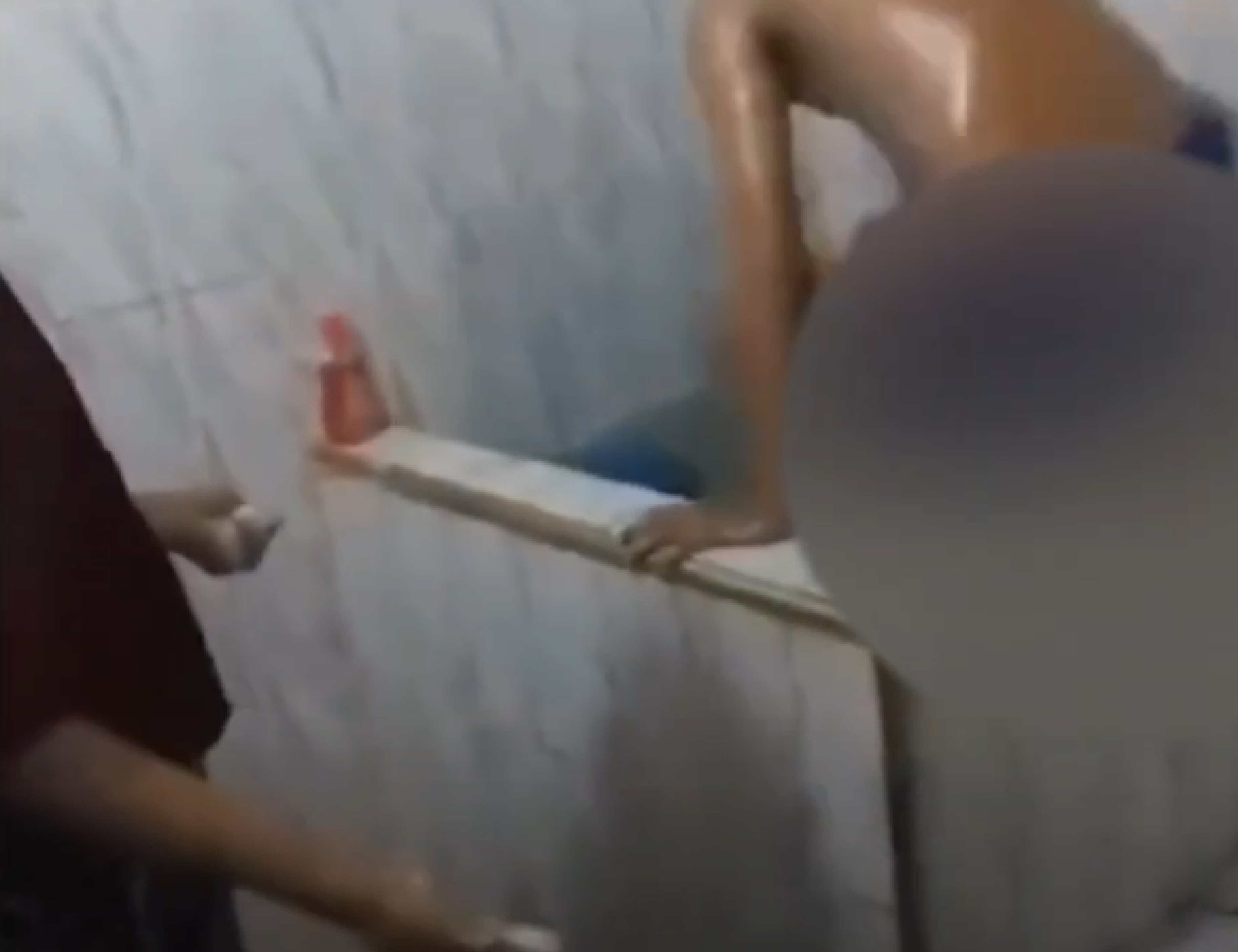 Seorang santri menceburkan diri ke bak pemandian karena merasa kepanasan.