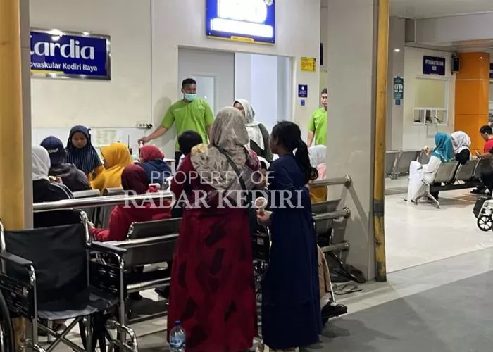 MEMBELUDAK: Keluarga korban keracunan di Desa Krecek, Kecamatan Badas ketika menunggu di RSKK